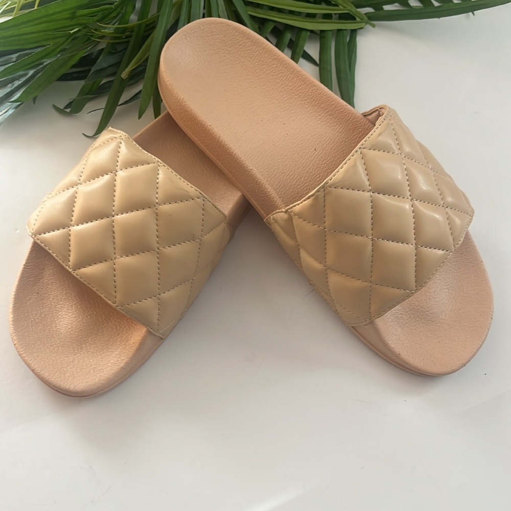 NWOT Neutral Nude Quilted Slides size 8